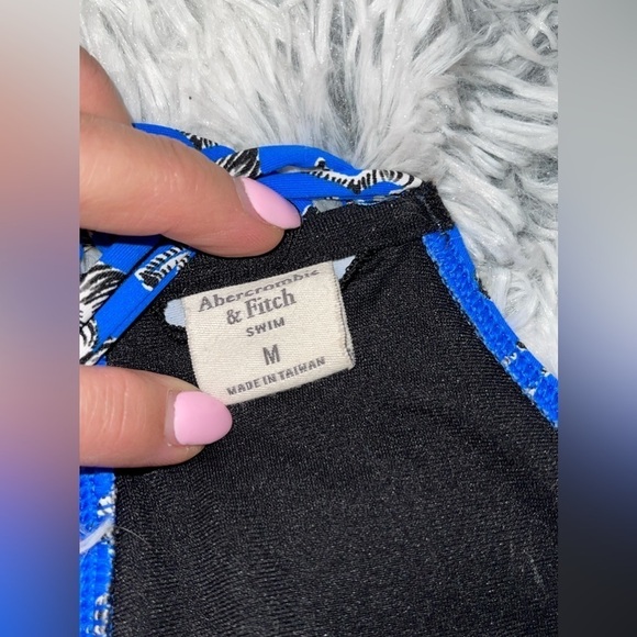 BUNDLE of Medium size bikini tops 1 Abercrombie 2 Aerie EUC - Picture 4 of 10